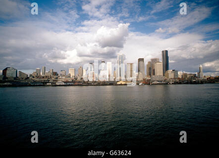 Seattle Skyline von Puget Sound betrachtet; Seattle; Washington; USA Stockfoto