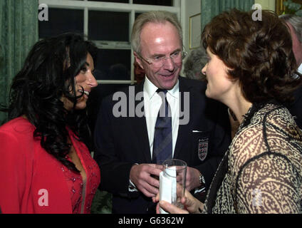 England Fußballmanager Sven Goran Eriksson (Mitte) spricht mit Premierministerin Frau Cherie Blair (rechts) und seiner Partnerin Nancy Dell'Olio (links). * Mitglieder der Mannschaft und ihre Partner kamen an diesem Abend in der Downing Street Nr. 10 zu einem Empfang an, um ihre Leistungen zu feiern. Die Prozession der Spieler wurde von Trainer Sven Goran Eriksson und Teamkapitän David Beckham geführt, die in einem tiefen Gespräch waren, als sie den offiziellen Wohnsitz des Premierministers betraten. Stockfoto