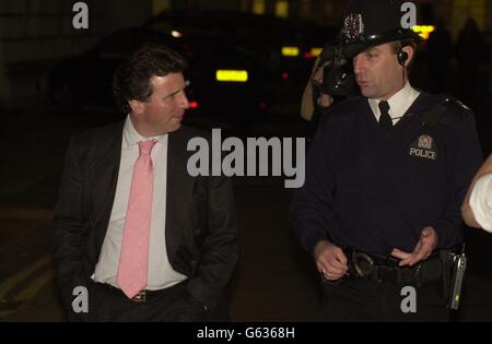 Schatten-Innenminister Oliver Letwin geht mit Beat Officer Sgt Phil Bates durch die Straßen von Southampton. Herr Letwin wird sich an der Debatte über Recht und Ordnung auf der Parteikonferenz der Konservativen wenden. Stockfoto