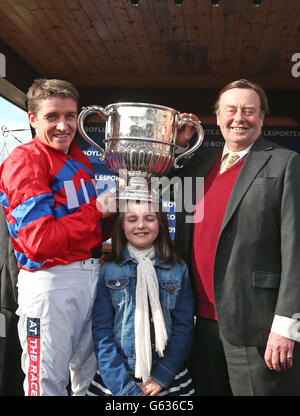 Der Jockey Barry Geraghty feiert den Sieg mit Trainer Nicky Henderson (rechts) und Barry's Tochter Siofra in der Boylesports.Com Champion Chase während des Boylesports Day beim 2013 Festival auf der Punchestown Racecourse, Co Kildare, Irland. Stockfoto