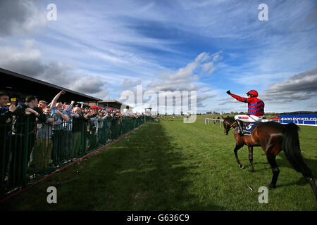 Sprinter Sacre und Jockey Barry Geraghty feiern den Sieg über Sizing Europe beim Champion Chase Boylesports.Com während des Boylesports Day beim 2013 Festival auf der Punchestown Racecourse, Co Kildare, Irland. Stockfoto