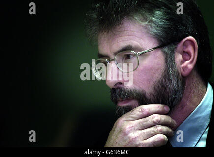 Sinn Fein-Präsident Gerry Adams in seinem Büro an der Falls Road in Belfast. Morgen wird er mit dem britischen Premierminister Tony Blair in der Downing Street in London zusammentreffen, um das Schicksal seiner Partei zu erfahren. * Herr Adams sagte, dass es keinen Grund gebe, seine Partei aus der Exekutive zur Machtteilung in Nordirland zu vertreiben, und fügte hinzu, dass die irische Regierung ihre Ablehnung einer Aussetzung der Institutionen fortsetzen muss. Stockfoto