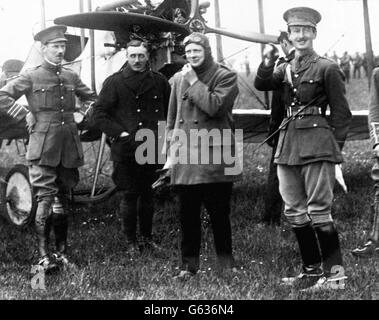 Winston Churchill, der erste Lord der Admiralität, kam in Portsmouth an, in einem Armee-Doppelflugzeug, das von Major Gerrard gesteuert wurde. Der Flug von Upavon, Salisbury Plain, hatte 20 Minuten gedauert. Stockfoto