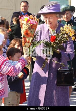 Die britische Königin Elizabeth II. Bekommt Blumen von Kindern während eines Besuchs im Princess Louise's Park in Sussex, New Brunswick, während ihres zweiwöchigen königlichen Besuches in Kanada. Stockfoto