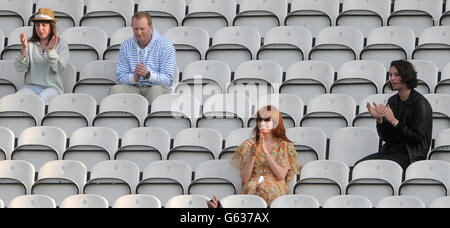 Florence Welch (2. Rechts) von der Band 'Florence + The Machine' und Maccabees Sänger Felix White applaudieren die Spieler von Surrey und Sussex am Ende des zweiten Tages im Kia Oval. Stockfoto