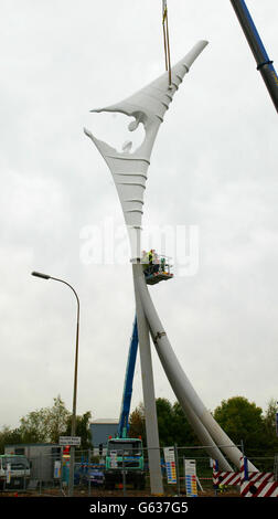 Der Künstler Stephen Broadbents Skulptur "Encounter" ist auf einer Verkehrsinsel in der Nähe der Autobahn M62 in Warrington, Cheshire, errichtet. Die 91 Meter hohe Statue ist das höchste Stück Skulptur im Land nach Nelson's Column und wird auch als Handy-Mast verdoppeln. Stockfoto