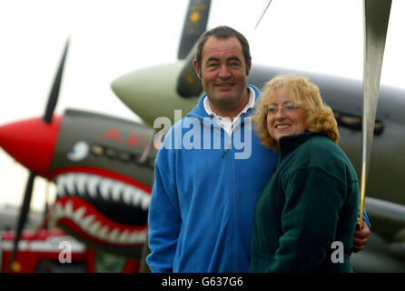 Paul und Lesley Coppin aus Mildenhall, Suffolk, zwei von 14 Plane Spottern, die wegen Spionage in Griechenland auf einer Flugschau in Duxford bei Cambridge verurteilt wurden. Die Plane Spotter wurden nach ihrer Verhaftung in der Nähe eines griechischen Flugplatzes vor fast einem Jahr verurteilt. * ... und werden im nächsten Monat nach Griechenland zurückkehren, um gegen ihre Verurteilung Berufung einzulegen. Die Spotter waren Ehrengäste bei der Autumn Air Show des Imperial war Museums. Stockfoto