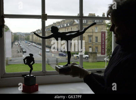 Lisa White, Kuratorin für Dekorative Kunst am Holburne Museum of Art, Great Pulteney Street, Bath, hält eine Bronze von Edgar Degas mit dem Titel Arabesque Sur La Jambe Droite, Le Bras Gauche Dans La Ligne mit einer Bronze von Augeste Rodin mit dem Titel Nijinsky (links). * Diese beiden Elemente sind Teil des "im öffentlichen Auge: Die Ausstellung Treasures from the West of England, die morgen eröffnet wird und bis zum 9. Dezember 2002 läuft, zeigt Werke aus privaten Sammlungen, die von der britischen Kapitalsteuer im Rahmen eines speziellen Programms befreit wurden, um sie vom Verkauf im Ausland abzuhalten. Stockfoto