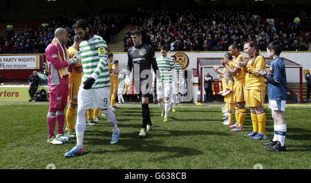 Fußball - Clydesdale Bank Scottish Premier League - Motherwell gegen Celtic - Fir Park. Motherwell Palyers bilden eine Ehrenwache vor dem Spiel der Scottish Premier League der Clydesdale Bank in Fir Park, Motherwell. Stockfoto