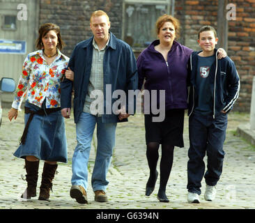 Die Nelson's, die neueste Familie, die in der Coronation Street eintrifft, werden auf dem Set der Seife Granada in Manchester enthüllt. Von links nach rechts: Tochter Katy (Lucy-Jo Hudson), Vater Tommy (Thomas Craig), Mama Angela (Kathryn Hunt) und Sohn Craig (Richard Fleeshman). 05/02/04: Coronation Street Schauspieler Thomas Craig und Kathryn Hunton das Set der Granada Seife in Manchester, 17. Oktober 2002. Fünf Stars der Coronation Street verlassen die Show, bestätigte eine Sprecherin von Granada TV. Sie sind: Tommy Harris gespielt von Thomas Craig, Angela Harris gespielt von Katherine Hunt, Bev Unwin gespielt von Susie Stockfoto