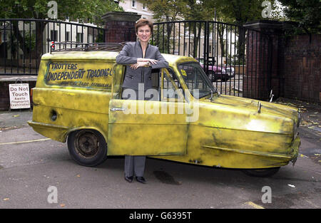 CrimeWatch-Moderatorin Fiona Bruce steht vor dem berühmten Robin Reliant van aus der Comedy-Serie Only Fools and Horses, in der Metropolitan Police Stolen Vehicles Unit im Norden Londons, wo sie Änderungen am DVLA V5 Log Book ankündigte. *...das neue Logbuch kommt im Februar 2003 in Betrieb, wobei alle Informationen in einer zentralen Datenbank gespeichert werden. Stockfoto