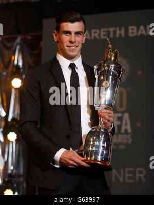 Gareth Bale von Tottenham Hotspur mit seinem PFA Player of the Year Award während der PFA Player of the Year Awards 2013 im Grosvenor House Hotel, London. Stockfoto