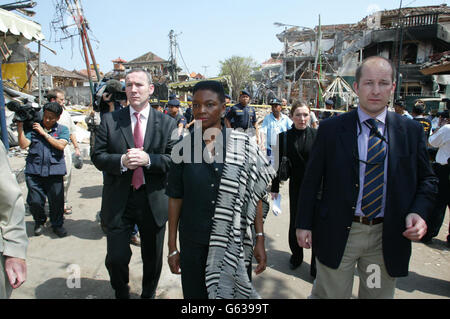 Die britische Außenministerin Baroness Amos, umgeben von Schutzoffizieren, sieht die Verwüstung in Kuta, Bali, die durch die Autobombe verursacht wurde, die vor dem beliebten Sari Club explodierte. * bevor sie die Website verließ, wiederholte sie den Rat des Auswärtigen Amtes, dass alle britischen Staatsbürger Indonesien So bald wie möglich verlassen sollten. Stockfoto