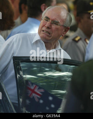 Der australische Premierminister John Howard verlässt die Szene in Kuta, Bali, des Autobombenanschlags auf den Sari Club in der Stadt. Während seines Besuchs auf der indonesischen Insel verteidigte er die Zeit, die es für die Freilassung von Leichen für die Rückführung brauchte. * und wiederholte seine Behauptung, dass Australien von keinem spezifischen Angriff auf die Ferieninsel wusste. Er sagte, dass die britische, die US-amerikanische und die neuseeländische Regierung sich alle darauf geeinigt hätten, dass es nicht genügend Beweise gebe, um Reisenden eine Warnung auszusenden. Stockfoto