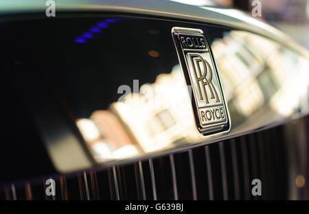 Detail eines Rolls Royce-Logos auf einem Rolls Royce Wraith, Worth &ACIRC;&pound;195,000, der sein Debüt in Großbritannien als Schaufensterdarstellung in Harrods in Kensington, im Zentrum von London, feierte. Stockfoto