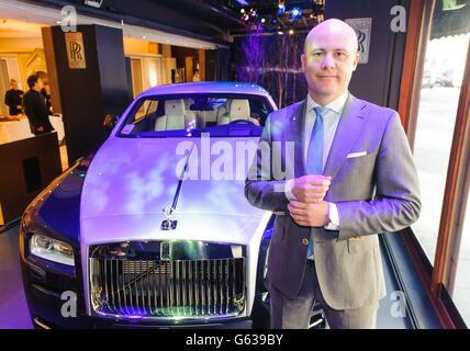 Rolls Royce Product Manager Philip Harnet mit einem Rolls Royce Wraith, Worth &ACIRC;&pound;195,000, der sein Debüt als Schaufenstervorplatz in Großbritannien in Harrods in Kensington im Zentrum von London feierte. Stockfoto