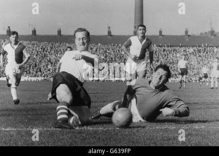 Soccer - League Division One - Blackburn Rovers gegen Preston North End - Ewood Park. Tom Finney, Preston North End, drückt den Ball an Harry Leyland, dem Torwart von Blackburn Rovers, vorbei. Stockfoto