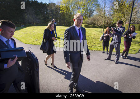 SAS Scharfschütze Sergeant Danny Nightingale kommt mit Frau Sally für eine vorbereitende Anhörung im Court Martial Center, Bulford in Wiltshire. Stockfoto