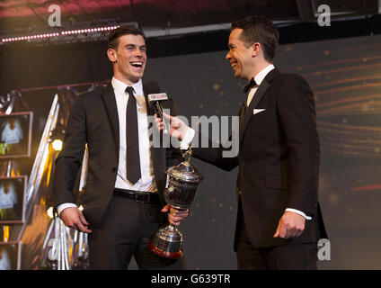 Gareth Bale nimmt seinen PFA Young Player of the Year Award von Sky Sports Moderator David Jones während der PFA Player of the Year Awards 2013 im Grosvenor House Hotel, London, entgegen. Stockfoto