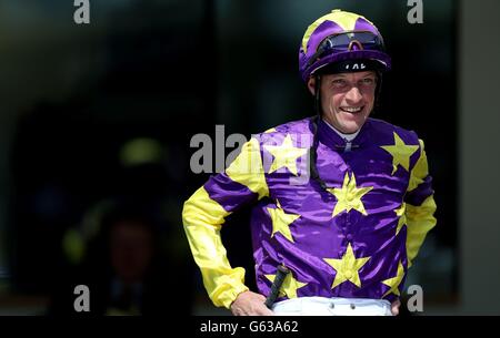 Pferderennen - Kostenloser Renntag - Ascot Racecourse. Der Jockey Richard Hughes vor den Aldermore-Bedingungen setzt während des Free Raceday auf der Ascot Racecourse, Bekshire. Stockfoto