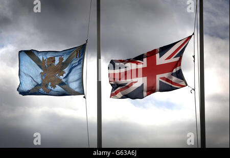 Flaggen am Fly Half Mast in Glencorse Barracks, der Heimat der Royal Highland Fusiliers, in der Nähe von Edinburgh, Nachdem drei britische Soldaten getötet und sechs weitere verletzt wurden, nachdem ihr schwergepanzertes Fahrzeug von einer großen Bombe am Straßenrand getroffen wurde, während sie im Nahr-e Saraj Bezirk der Provinz Helmand auf Patrouille waren. Stockfoto