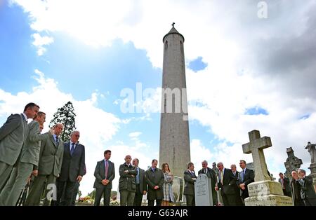 Das Grab des Herzogs von Kent (3. Links) wird im republikanischen Plot auf dem Friedhof von Glasnevin, Dublin, gezeigt. Der Herzog ehrte Freiwillige am Sigerson Memorial, wo er auch irische Soldaten würdigte, die in beiden Weltkriegen ums Leben kamen. Stockfoto