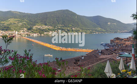 Das schwimmende Piers Christo-Projekt. Besucher, die von Sulzano Monte Isola und die Insel von San Paolo. Stockfoto