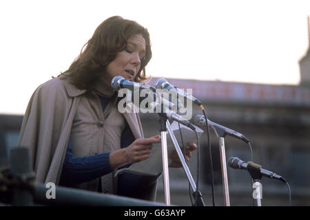 Schauspielerin Diana Rigg spricht auf der riesigen Kundgebung am Trafalgar Square, London, zur Unterstützung der nordirischen Friedensbewegung. Stockfoto