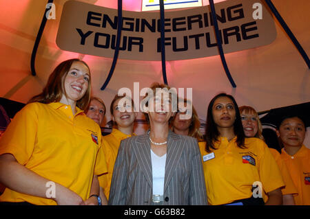 Staatssekretärin für Handel und Industrie und Ministerin für Frauen Patricia Hewitt bei der British International Motorshow, NEC, Birmingham. Sie hat eine Werbung für die Show mit einer Frau in einem BH angegriffen und behauptet, es sei sexistisch. Stockfoto