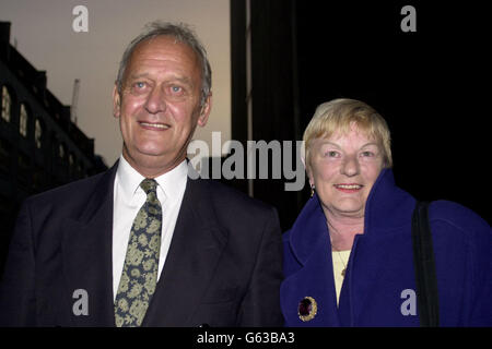 Graham Burrell verlässt den Old Bailey im Zentrum von London mit Kate Westwood, wo sein Sohn Paul Burrell bestreitet, mehr als 300 Gegenstände von seiner ehemaligen Arbeitgeberin Prinzessin Diana zu stehlen.der Fall geht weiter. Stockfoto