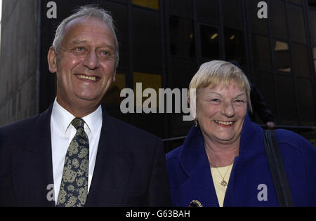 Graham Burrell verlässt den Old Bailey im Zentrum von London mit Kate Westwood, wo sein Sohn Paul Burrell bestreitet, mehr als 300 Gegenstände von seiner ehemaligen Arbeitgeberin Prinzessin Diana zu stehlen.der Fall geht weiter. Stockfoto