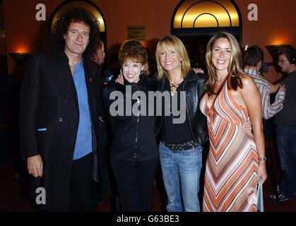 Brian May, Anita Dobson, Gaby Roslin und Claire Sweeney kommen im Cambridge Theatre in London zur Eröffnungsnacht von "Our House", dem Musical, einer romantischen Komödie, die um die größten Hits von Madness gewebt ist. Stockfoto