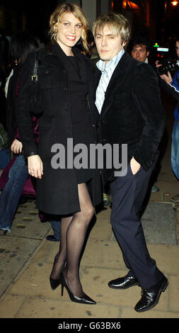 DURAN Duran's Nick Rhodes und ihre Freundin Meredith Ostrum kommen zu einer Party, die von Donna Karan in ihrem Laden in der New Bond Street, London, veranstaltet wird. Stockfoto