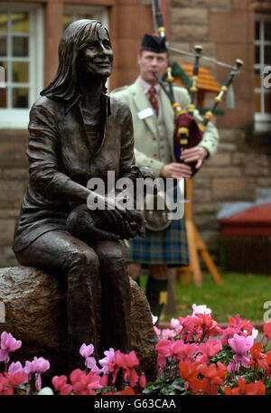 Piper Lorne Cousin spielt die speziell in Auftrag gegebene Slow Air 'Lady Linda McCartney' bei der Enthüllung einer Bronzestatue zum Gedenken an Linda McCartney, gestiftet von Sir Paul McCartney, auf dem Bibliotheksgelände in Campbeltown auf der Halbinsel Kintyre in Schottland. Stockfoto