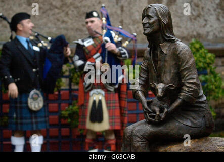 Pipers spielen bei der Enthüllung einer Bronzestatue zum Gedenken an Linda McCartney, die von Paul McCartney gestiftet wurde, auf dem Bibliotheksgelände in Campbeltown auf der Halbinsel Kintyre in Schottland. Stockfoto