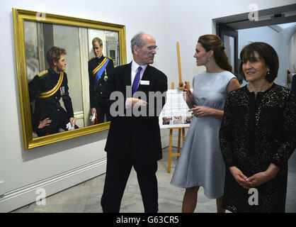 Die Herzogin von Cambridge betrachtet ein Gemälde ihres Mannes, des Herzogs von Cambridge und Schwagers Prinz Harry, begleitet von der Direktorin der National Portrait Gallery, Sandy Nairne und der Gründerin der Art Room Charity, Juli Beattie (rechts) bei einem Besuch der National Portrait Gallery, London, Um das Werk der Art Room Charity zu feiern. Stockfoto