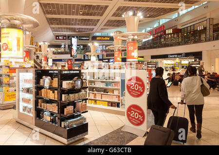 Duty Free Shop im Abflugbereich im Nordterminal, Flughafen London-Gatwick, Crawley, West Sussex, England, Vereinigtes Königreich Stockfoto