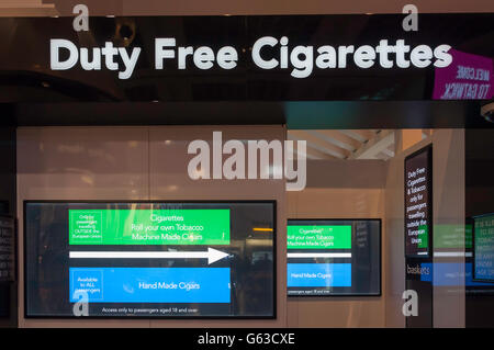 Duty Free Zigaretten Abschnitt in Abfahrten, Nord-Terminal, Flughafen London-Gatwick, Crawley, West Sussex, England, Vereinigtes Königreich Stockfoto