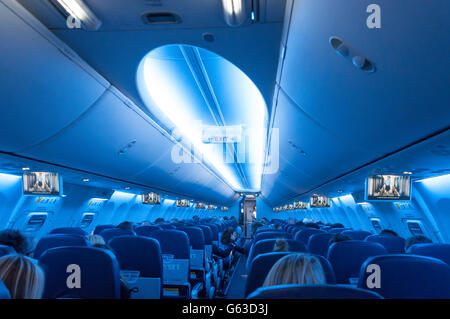 Innenraum der TUI Airways Boeing 737-800 Flugzeuge am North Terminal, Gatwick Airport, Crawley, West Sussex, England, Vereinigtes Königreich Stockfoto