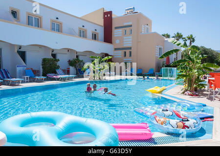 Familie im Schwimmbad in Alice Springs Hotel Lambi, Kos (Cos), die Dodekanes, Süd Ägäis, Griechenland Stockfoto