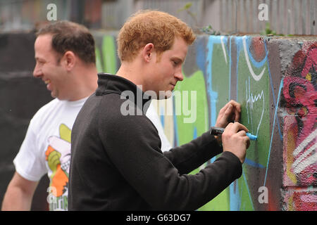 Prinz Harry signiert seinen Namen auf einer Graffiti-Wand während seines Besuchs im Russell Youth Club, Nottingham. Stockfoto