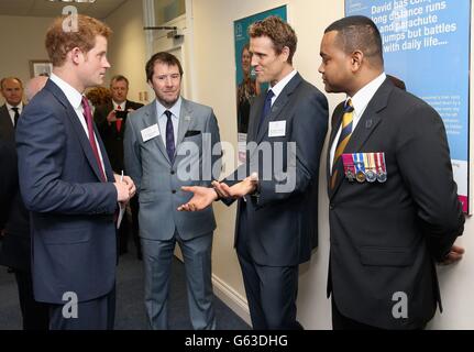 Prinz Harry spricht mit James Cracknell und Johnson Beharry, als er während eines offiziellen Besuchs in Nottingham das neue Hauptquartier von Headway, der Gehirnverletzung-Wohltätigkeitsorganisation, eröffnet. Stockfoto
