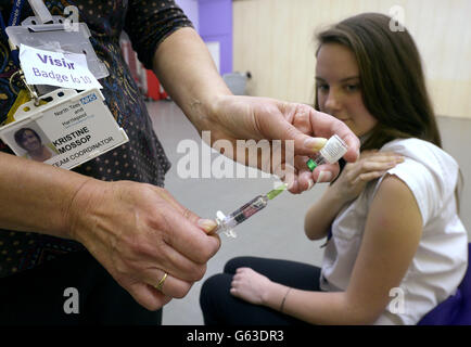 Lucy Butler, 15, bereitet sich auf ihren Masernstoß an der All Saints School in Ingleby Barwick, Teesside vor, da eine nationale Impfkampagne gestartet wurde, um einen Anstieg der Masernfälle in England einzudämmen. Stockfoto