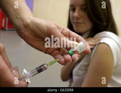 Lucy Butler, 15, bereitet sich auf ihren Masernstoß an der All Saints School in Ingleby Barwick, Teesside vor, da eine nationale Impfkampagne gestartet wurde, um einen Anstieg der Masernfälle in England einzudämmen. Stockfoto