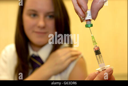 Lucy Butler, 15, bereitet sich auf ihren Masernstoß an der All Saints School in Ingleby Barwick, Teesside vor, da eine nationale Impfkampagne gestartet wurde, um einen Anstieg der Masernfälle in England einzudämmen. Stockfoto