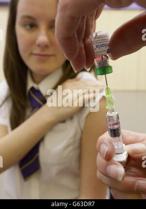 Lucy Butler, 15, bereitet sich auf ihren Masernstoß an der All Saints School in Ingleby Barwick, Teesside vor, da eine nationale Impfkampagne gestartet wurde, um einen Anstieg der Masernfälle in England einzudämmen. Stockfoto