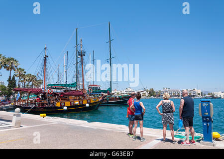 Kreuzfahrt Boote im Hafen von Kos Stadt, Kos (Cos), die Dodekanes, Süd Ägäis, Griechenland Stockfoto
