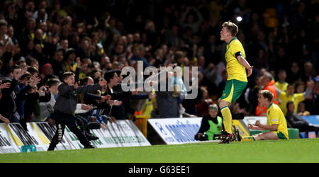 Cameron McGeehan von Norwich City feiert seinen Elfmeterschießen an Chelsea-Torhüter Mitchell Beeney während des Finales des FA Youth Cup, First Leg, in der Carrow Road, Norwich. DRÜCKEN SIE VERBANDSFOTO. Bilddatum: Montag, 29. April 2013. Bildnachweis sollte lauten: Chris Radburn/PA Wire. Stockfoto