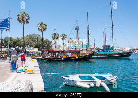 Kreuzfahrt Boote im Hafen von Kos Stadt, Kos (Cos), die Dodekanes, Süd Ägäis, Griechenland Stockfoto