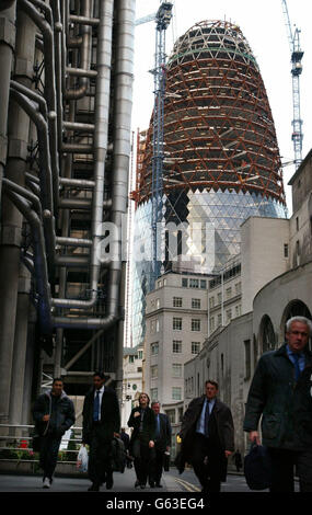 Das von Norman Foster entworfene neue Gebäude, in dem die Londoner Büros der Swiss Re untergebracht werden, nimmt in der City of London Gestalt an. Die 180 Meter hohe Struktur, die den Spitznamen „The Gherkin“ trägt, wird von einer 18 Meter hohen Glaskuppel gekrönt. * und werden das zweithöchste Gebäude in der City of London nach Tower 42 - früher bekannt als der Nat West Tower - der auf 200 Metern steht. Das höchste Gebäude in London ist ein paar Meilen entfernt am Canary Wharf, dessen Turm 243 Meter erreicht. Stockfoto